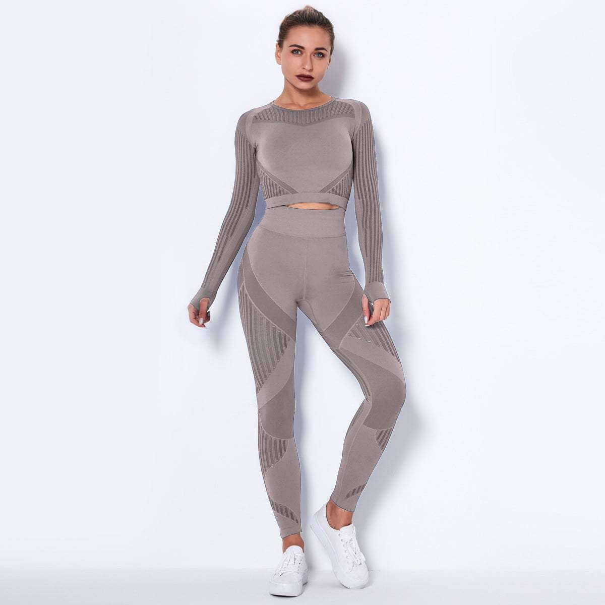 Seamless knitted absorbent yoga long-sleeved suit for women, breathable stripe pattern.