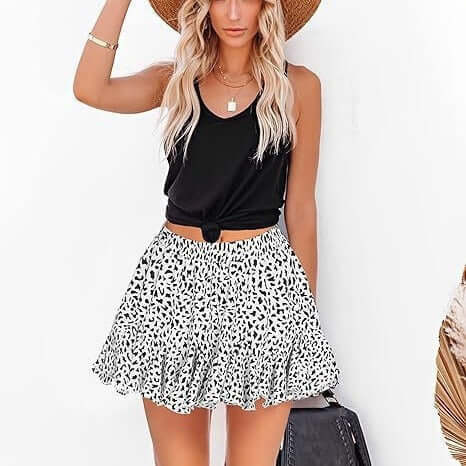 A-Line high waist pleated mini skirt with elastic waist, black and white printed pattern.