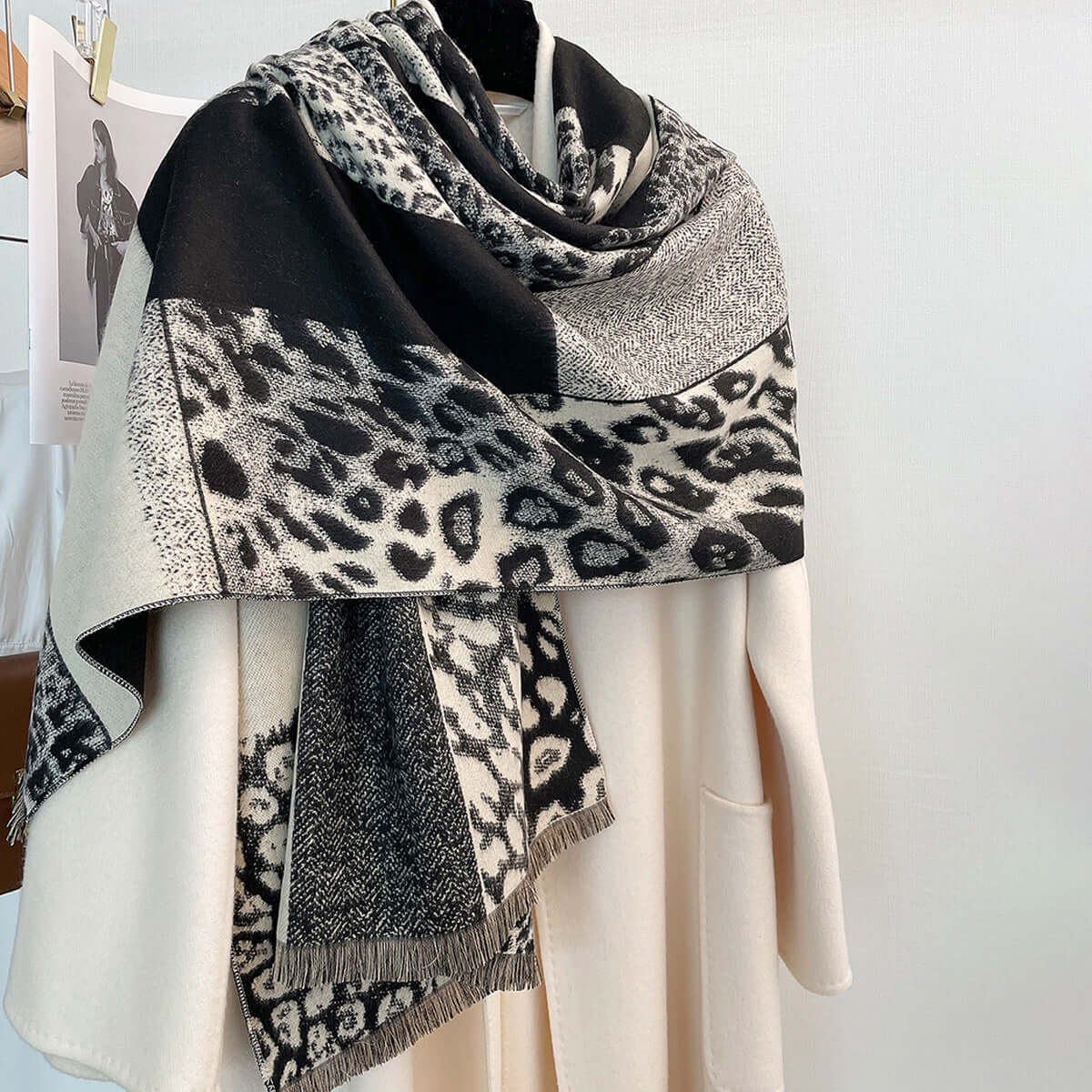 Color-blocking leopard print shawl scarf for autumn, imitation cashmere fabric, warp knitting, warm and stylish.