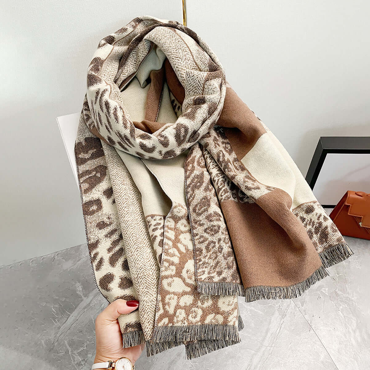 Color-blocking leopard print shawl for autumn and winter, warm imitation cashmere fabric.