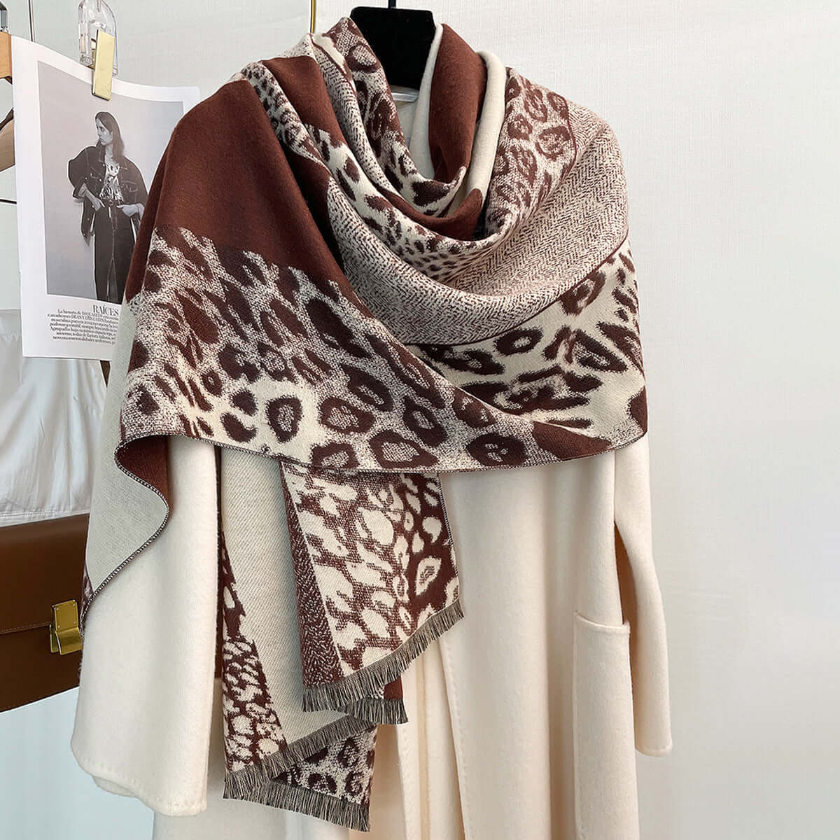 Color-blocking leopard print scarf in brown tones, thick warm autumn-winter shawl.